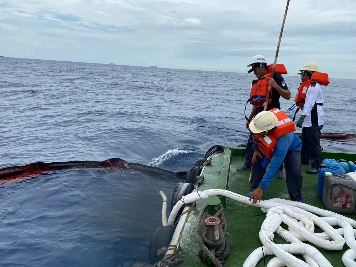 ▲高港公司代船東於沈船處佈設攔油索及吸油棉索。（圖／海保署提供）