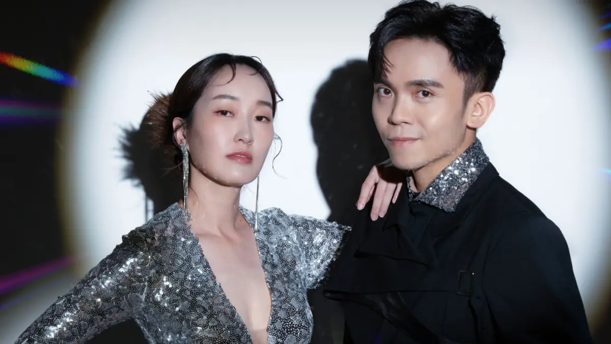 ▲黃豪平（右）搭檔巴鈺主持第58屆金鐘獎「節目類頒獎典禮」星光大道，結果一聽是「雙現場」，兩人當場愣住：「開玩笑吧？」（圖／三立電視提供）