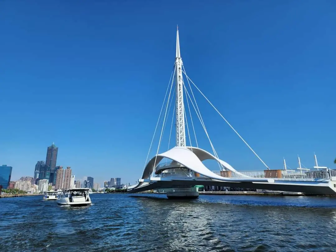 ▲未來船艇可配合大港橋旋轉時間進出第三船渠內側。（圖／高雄市海洋局提供）