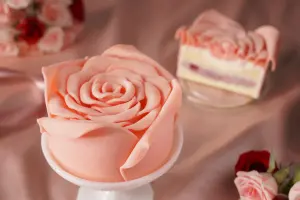 ▲玫瑰夕語蛋糕以粉紅玫瑰為造型，夾入蔓越莓果餡與覆盆莓果泥奶油餡。（圖／BAC提供）