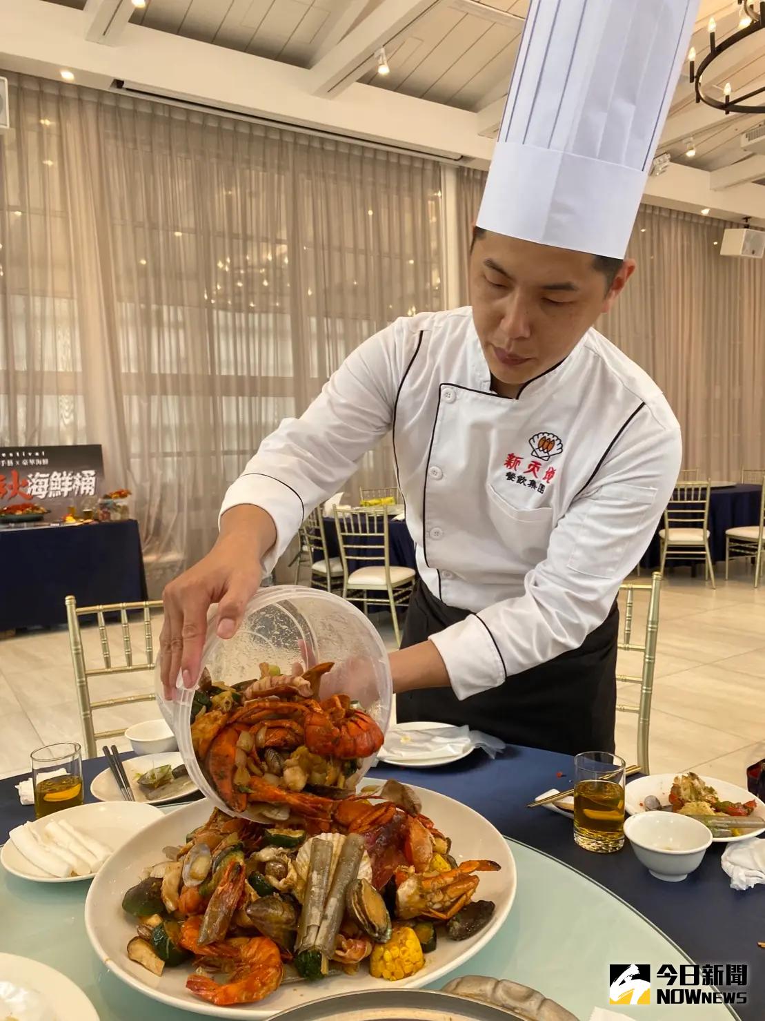 ▲中秋賞月不用自己動手燒烤，新天地推出的「嗆秋海鮮桶」外帶熟食，方便攜帶到戶外一邊賞月一邊享用。（圖／記者金武鳳攝，2023.8.16)