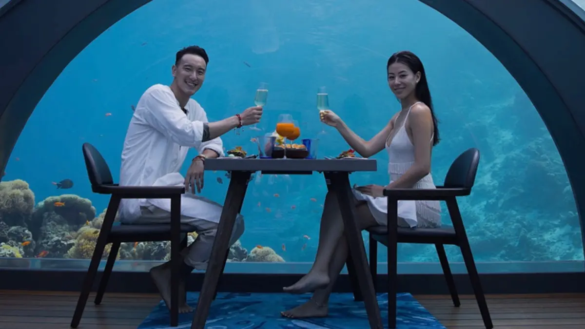 ▲王陽明（左）遭爆8年婚變，婚前曾放閃蔡詩芸（右）「以前都是錯的」，令前女友蕭亞軒躺著也中槍。王陽明更曾包下海底餐廳寵妻慶生。（圖／翻攝自王陽明Instagram）