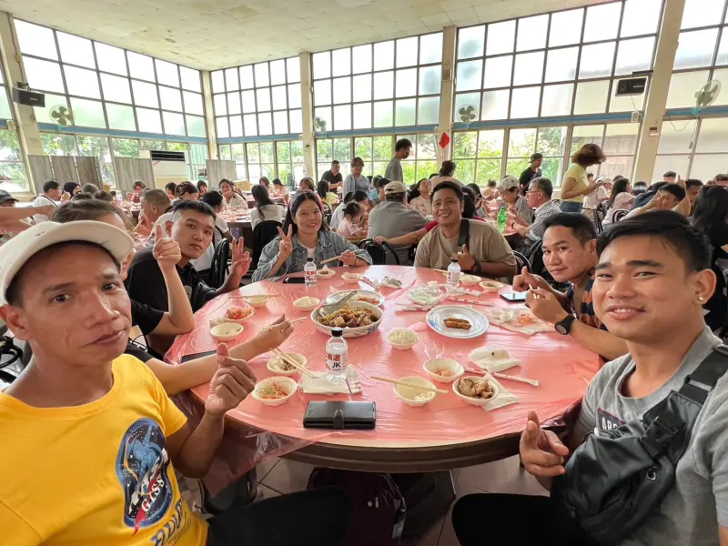 ▲台南勞工局舉辦勞動力一家親活動，移工開心品嘗當地美食。（圖／台南市勞工局提供）