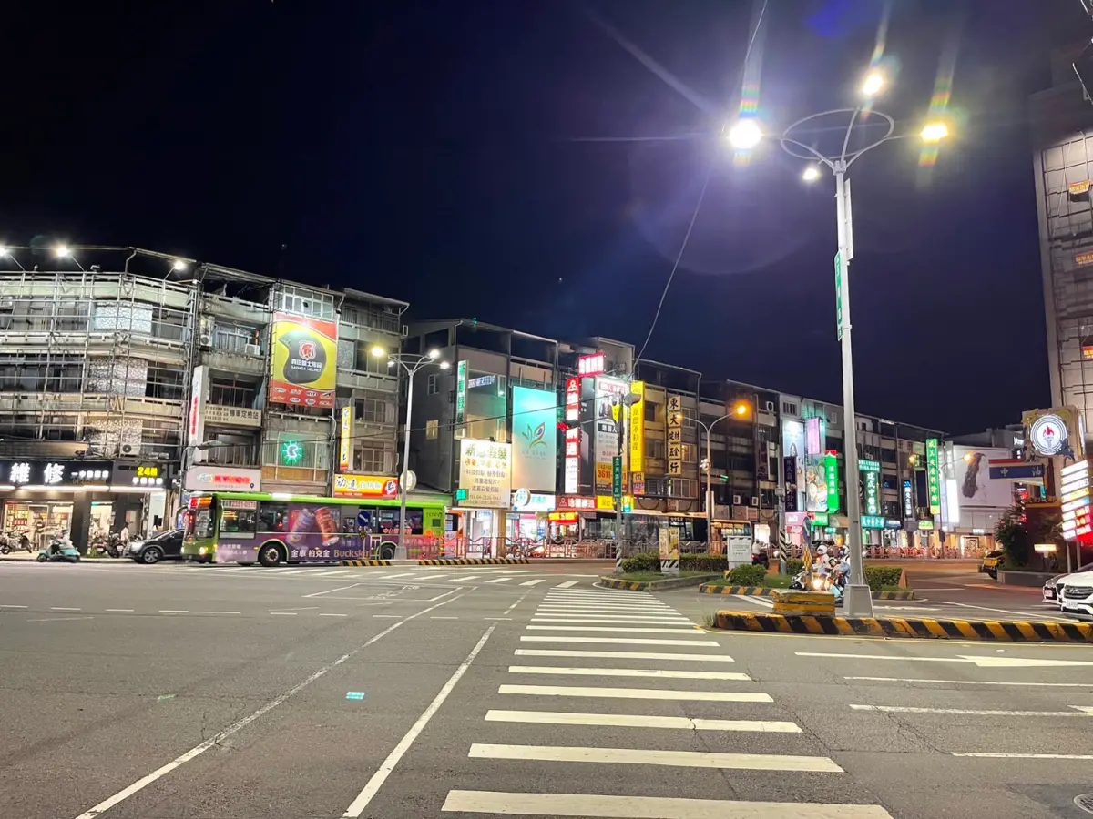▲中市府全面提升各路口平均照度約20，提供駕駛明亮視野，讓民眾於夜間看得清楚、行得安心(圖／建設局提供2023.8.16)