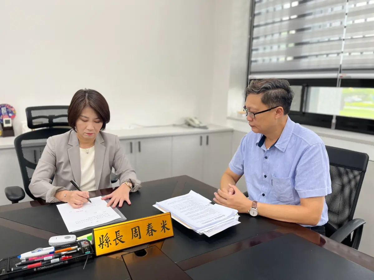 ▲徐富癸16日正式向縣長周春米提出辭呈，全心投入屏東縣第二選區立委選戰。（圖／屏縣府提供）