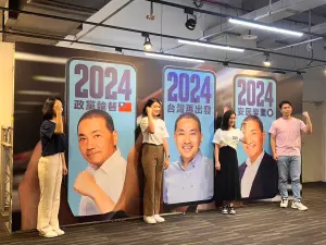 ▲為侯友宜競選主視覺揭幕的侯辦人員，都穿著印有2024的侯友宜競選T-shirt。（圖／讀者提供）