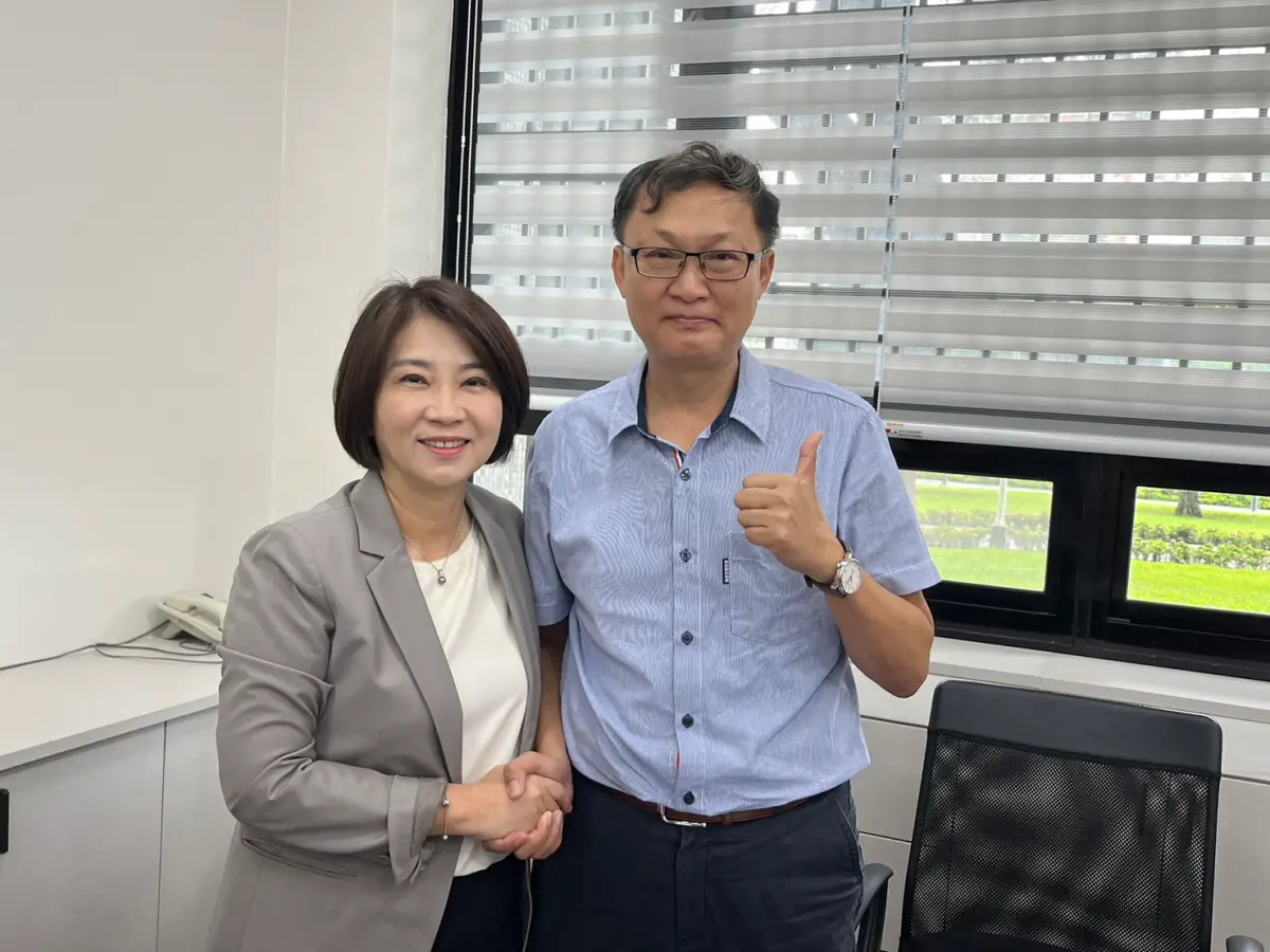 ▲民進黨提名策略小組擬提名屏東縣政府民政處長徐富癸參戰屏縣第二選區立委（屏南），今（16）提出辭呈，決定全心投入選戰，縣長周春米特別給予祝福。（圖／屏東縣政府提供）