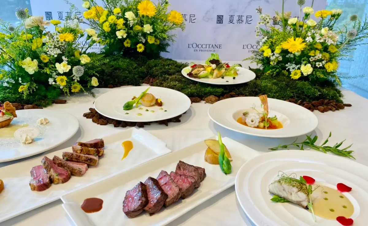 ▲七夕情人節約會餐廳推薦！王品夏慕尼x歐舒丹聯名七夕限定和牛情人節套餐，訂位8月22日加贈限量禮品，再抽7萬鑽戒。松菸湖水生態池旁的Island133餐廳也有戀夏七夕套餐。（圖／記者蕭涵云攝）