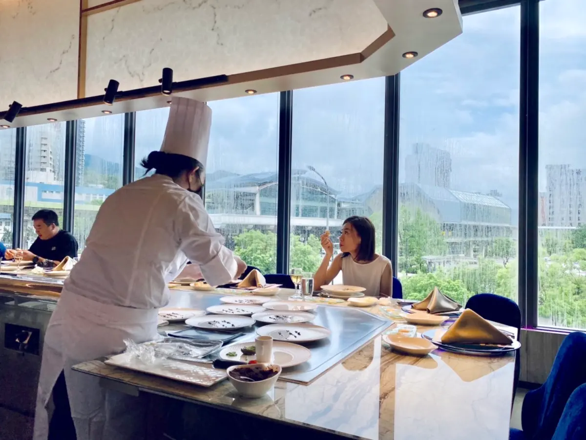 ▲王品宣布，展望2024年第一季，因為新開店帶動人力需求暢旺，將釋出400名職缺。（圖／記者蕭涵云攝）