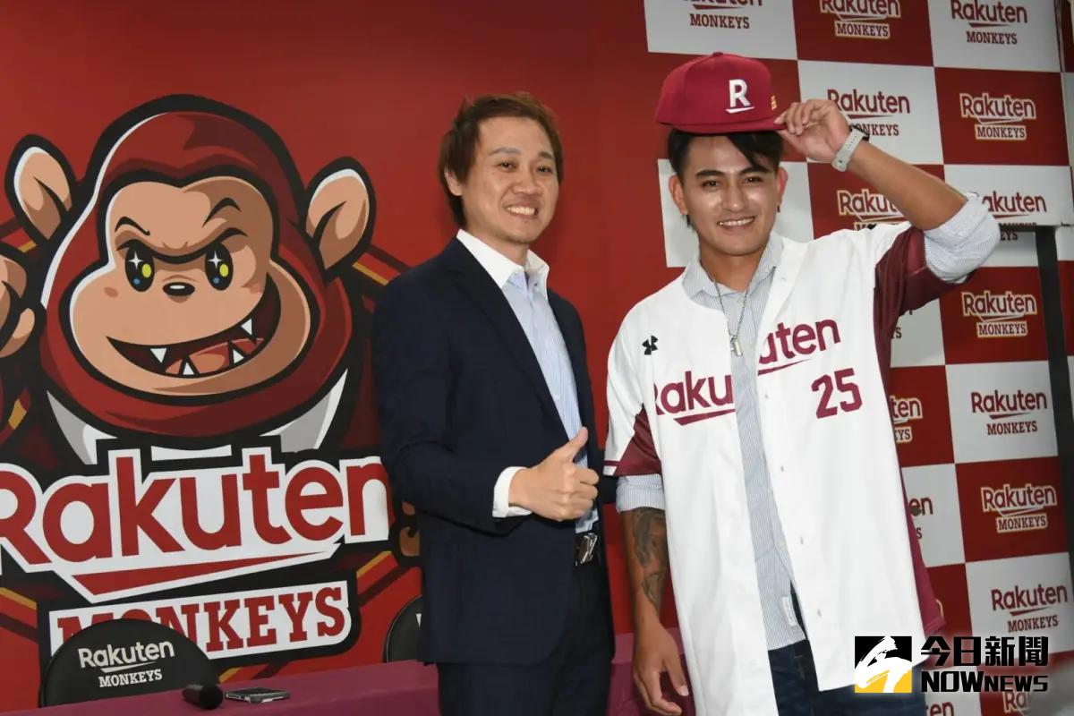 ▲林子偉正式加盟樂天桃猿，穿上25號球衣。(圖／林調遜攝)