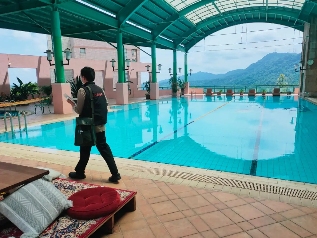 ▲杜絕「食腦變形蟲」桃觀旅局通知各溫泉、觀光遊樂業及旅宿業者，務必加強館內游泳池、溫泉池及水上設施環境衛生清潔消毒。（圖／桃園市觀旅局提供）