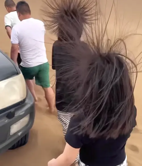 ▲未來一週天氣偏乾，不少人飽受「頭髮靜電」困擾變刺蝟。想達成頭髮靜電消除，除了加強髮尾保濕，改用木質梳子也是避電祕訣。（示意圖／翻攝自微博）