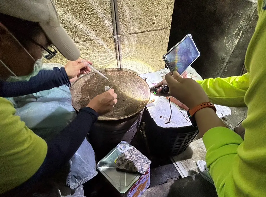 ▲防疫人員查獲金爐蓋積水已孳生病媒蚊孑孓。（圖／高雄市衛生局提供）