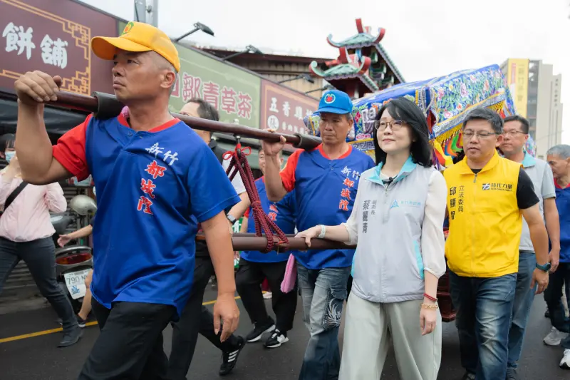▲竹塹中元城隍祭「夯枷解厄」今登場,新竹市副市長蔡麗清扶轎。(圖/新竹市政府提供)