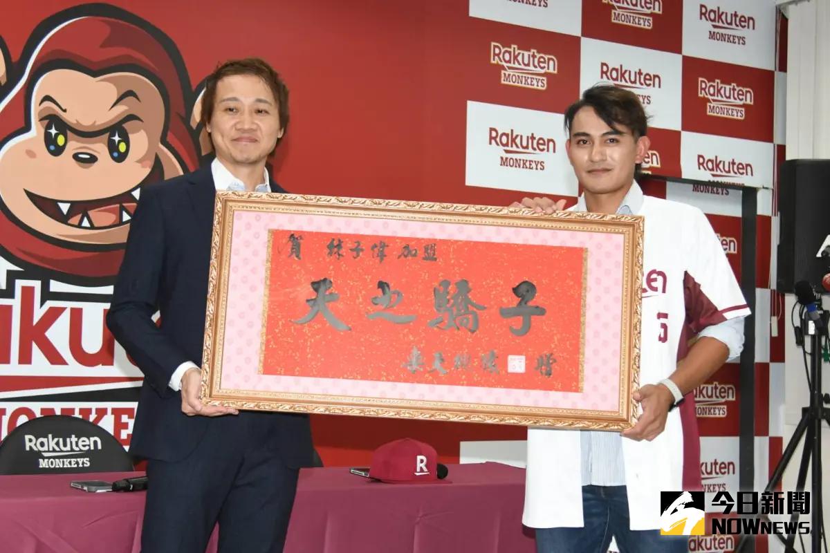 ▲林子偉正式加盟樂天桃猿，穿上25號球衣。(圖／林調遜攝)