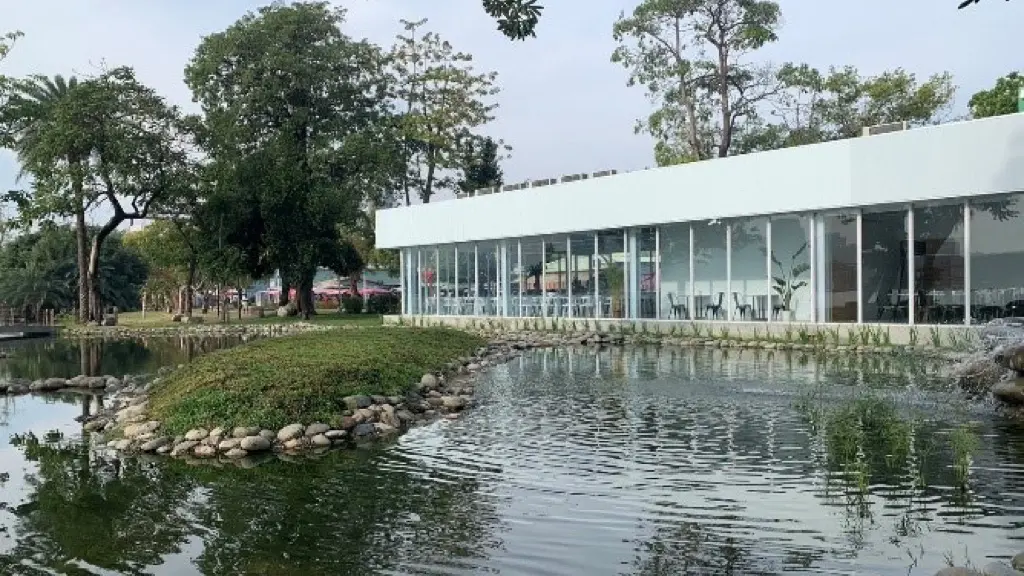 ▲原農田水利會位置，拆除後營造生態浮島、水鏡埤塘風貌。（圖／高市府觀光局提供）