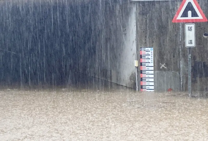 ▲桃園市今天上午因低壓帶影響帶來強降雨，大園區中正東路一段840巷涵洞淹水逾1米深。（圖／記者李春台翻攝）