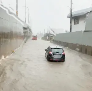 ▲因低壓帶影響桃園出現豪雨，觀音區台61線平面道路車輛被困在水中動彈不得。（圖／翻攝「我是觀音人」）