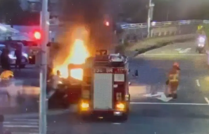 ▲電動機車不明原因起火，導致旁邊3輛機車遭波及。（圖／翻攝畫面）