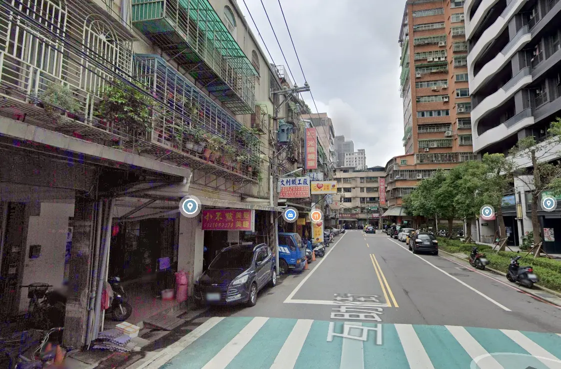 ▲陳姓婦人因不滿停放機車於騎樓遭制止，竟當街怒甩蔡姓老翁2耳光。（圖／翻攝google地圖）