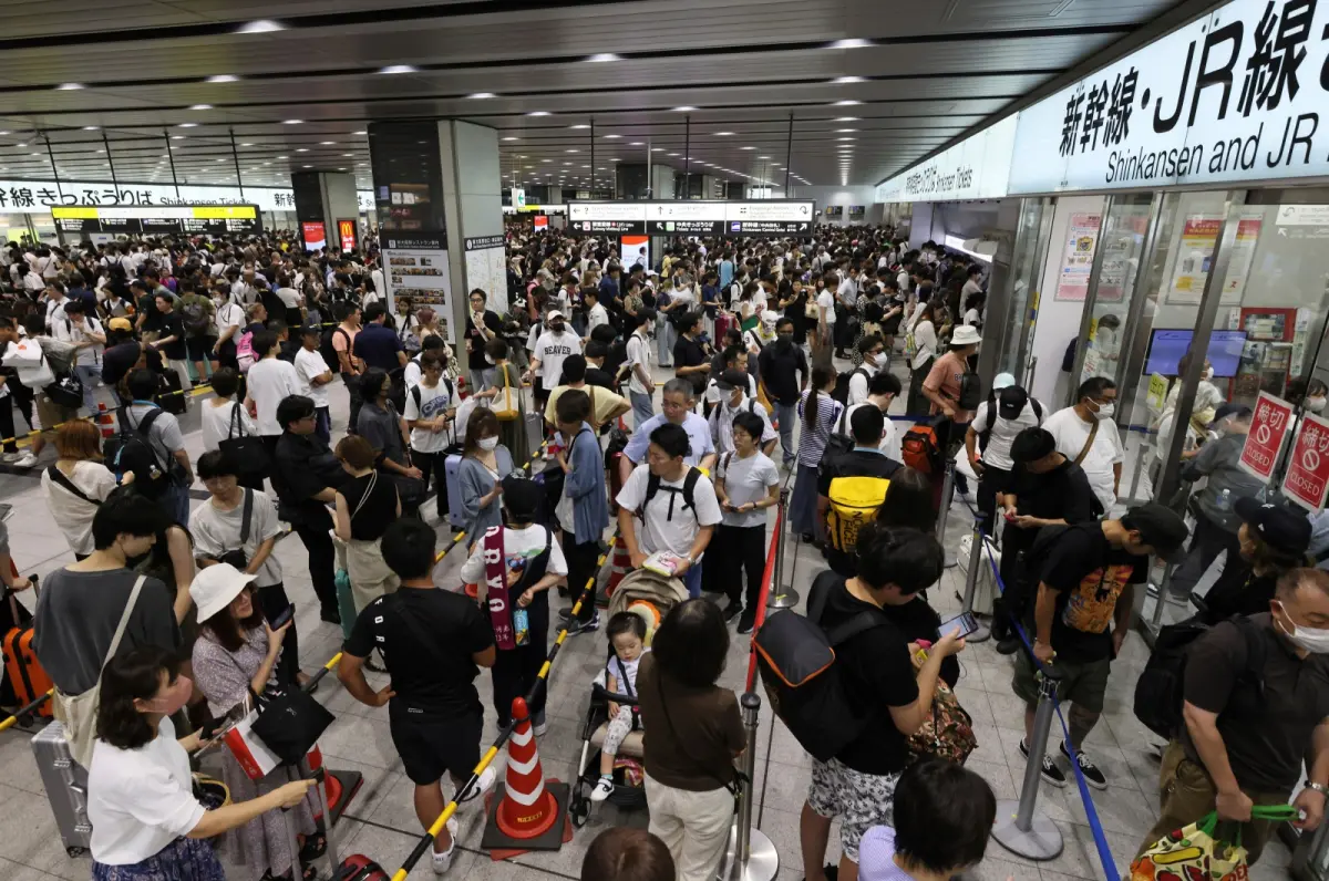 ▲受到7號颱風蘭恩及伴隨而來的線狀降水帶雨勢影響，東海道新幹線15日採取全線停駛的措施。（圖／美聯社／達志影像）