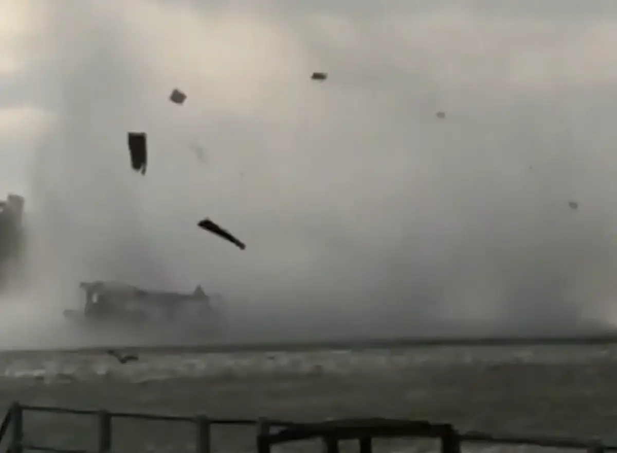 ▲泰國南部一艘觀光船遭水龍捲襲擊而翻覆，船上乘客被全數拋飛，恐怖過程都被目擊者拍下。（圖／擷取自影片）