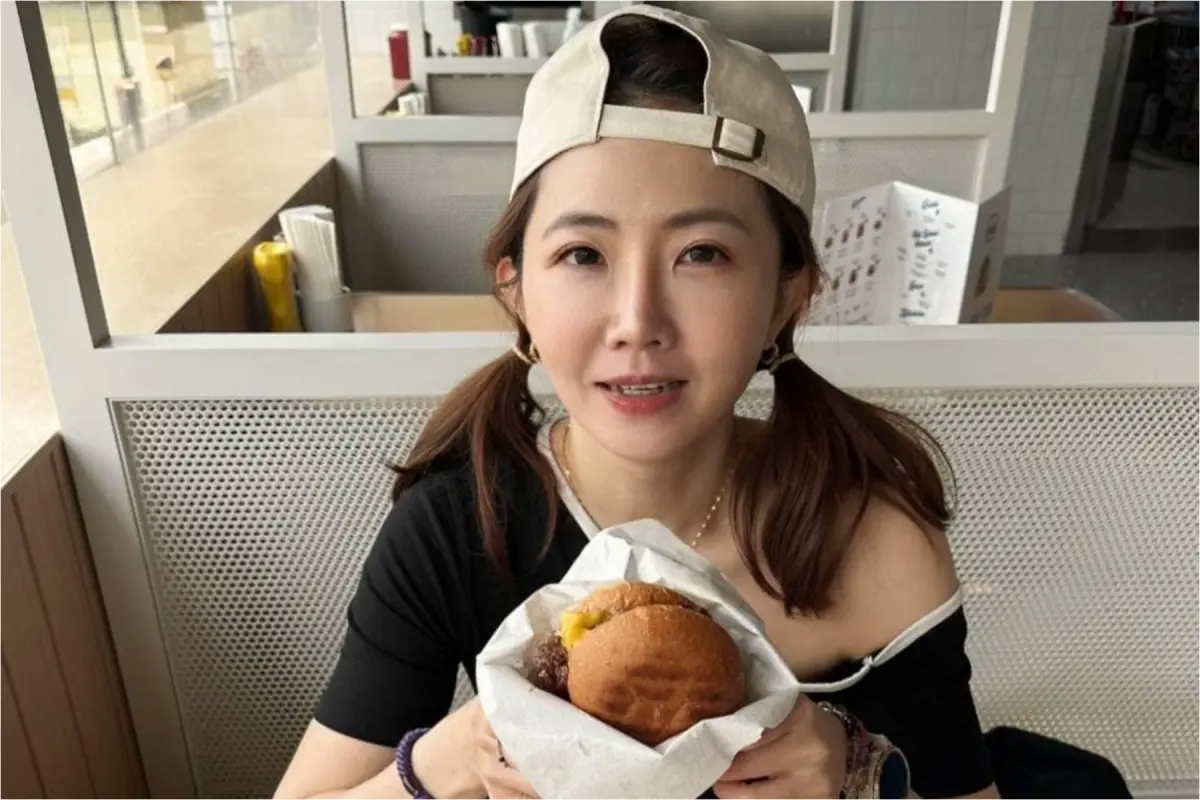 ▲謝忻到香港用餐，店家無法以現金結帳，她只好厚臉皮求助路人「請問您可以幫我付漢堡的錢嗎？」（圖 / 謝忻臉書）