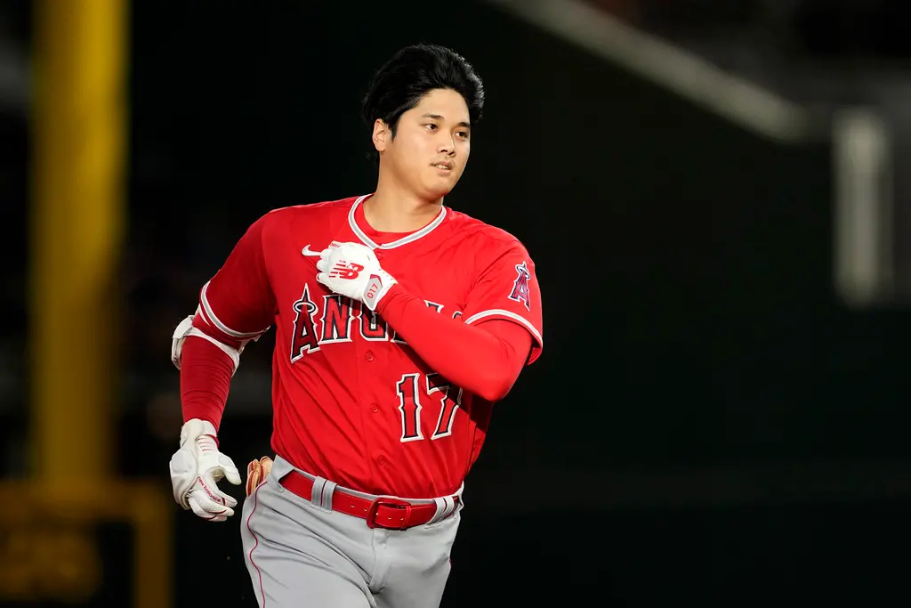 ▲記者Ken Rosenthal透露，「若大谷下賽季無法投球，多數聯盟高層認為他能在外野防區替球隊做出貢獻。」（圖／美聯社／達志影像）