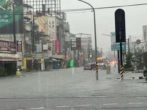 ▲低壓帶導致的豪雨、大雷雨一早炸向南台灣，高雄地區已有多處傳出淹水災情，三民區更是已累積多達126毫米的雨量。（圖／民眾提供）