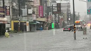 ▲低壓帶導致的豪雨、大雷雨一早炸向南台灣，高雄地區已有多處傳出淹水災情，三民區更是已累積多達126毫米的雨量。（圖／民眾提供）