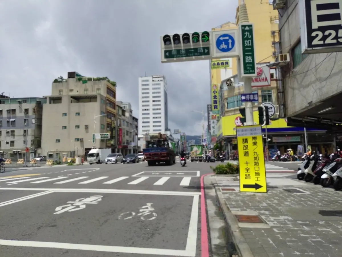 ▲高市府訂於8月18日22時起將封閉高雄車站站西路、九如路與博愛路口及中山路與建國路口進行站西路永久路型施工，預計21日6時通車。（圖／高市警局交通大隊提供）