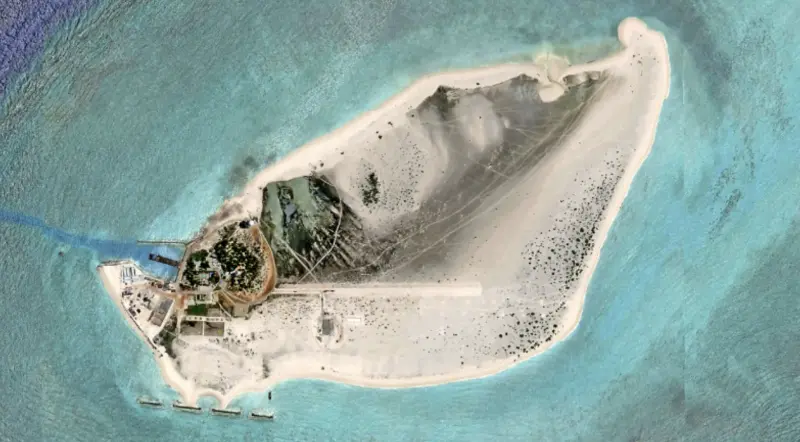 ▲中國在一個月內，在具爭議南海的西沙群島中建島上興建出一條飛機跑道和基礎建設。（圖／翻攝自推特）