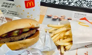 麥當勞「月底救星」30元漢堡開箱實測　點餐機客製配料加倍不加價
