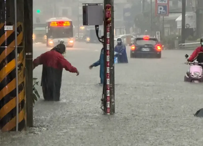 ▲氣象局下午1時許，發布台中以北山區等8縣市大雨特報，影響時間將從下午一直持續到晚上。圖為高雄17日淹水畫面。（圖／翻攝自記者爆料網）