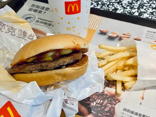 ▲麥當勞隱藏版30元漢堡，被暱稱為「月底救星」。（圖／記者蕭涵云攝）