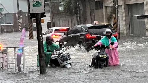 小犬颱風「暴雨強碰大潮」！台南以南慎防淹水　台東小心7米巨浪
