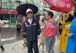 雷雨彈襲高雄！水淹及膝如陸上行舟　市民湧陳其邁臉書求放豪雨假
