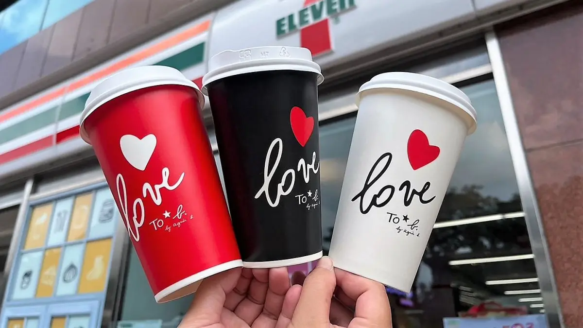 ▲7-11與agnès b.合作的經典冰可可，限時3杯200元，玩心測爽拿買1送1起優惠券；全家限今天單品拿鐵第2杯9元、星巴克也有兩杯6折優惠。（圖／記者鍾怡婷攝）