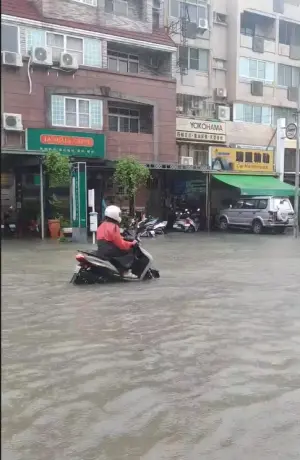 ▲高雄今晨面臨強降雨，民眾上班要道本館路淹大水，雨勢暫歇後水已退去。（圖／翻攝畫面）