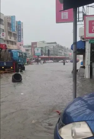 ▲高雄今晨面臨強降雨，民眾上班要道本館路淹大水，雨勢暫歇後水已退去。（圖／翻攝畫面）