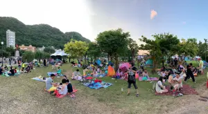 ▲基隆鎖管季Chill海海主題日於碧砂漁港熱鬧登場，民眾可在會場旁野餐區聽音樂、看表演、吃美食還有親子動手做，享受Chill的午後時光。（圖 ／基隆市政府提供）