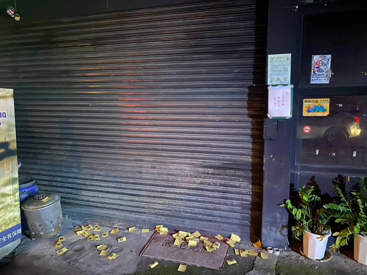 ▲黃姓男子因與鍾姓女子有經濟及感情糾紛，竟接連到多達13處地點分別撒冥紙及張貼恐嚇言論字條。（圖／翻攝畫面）