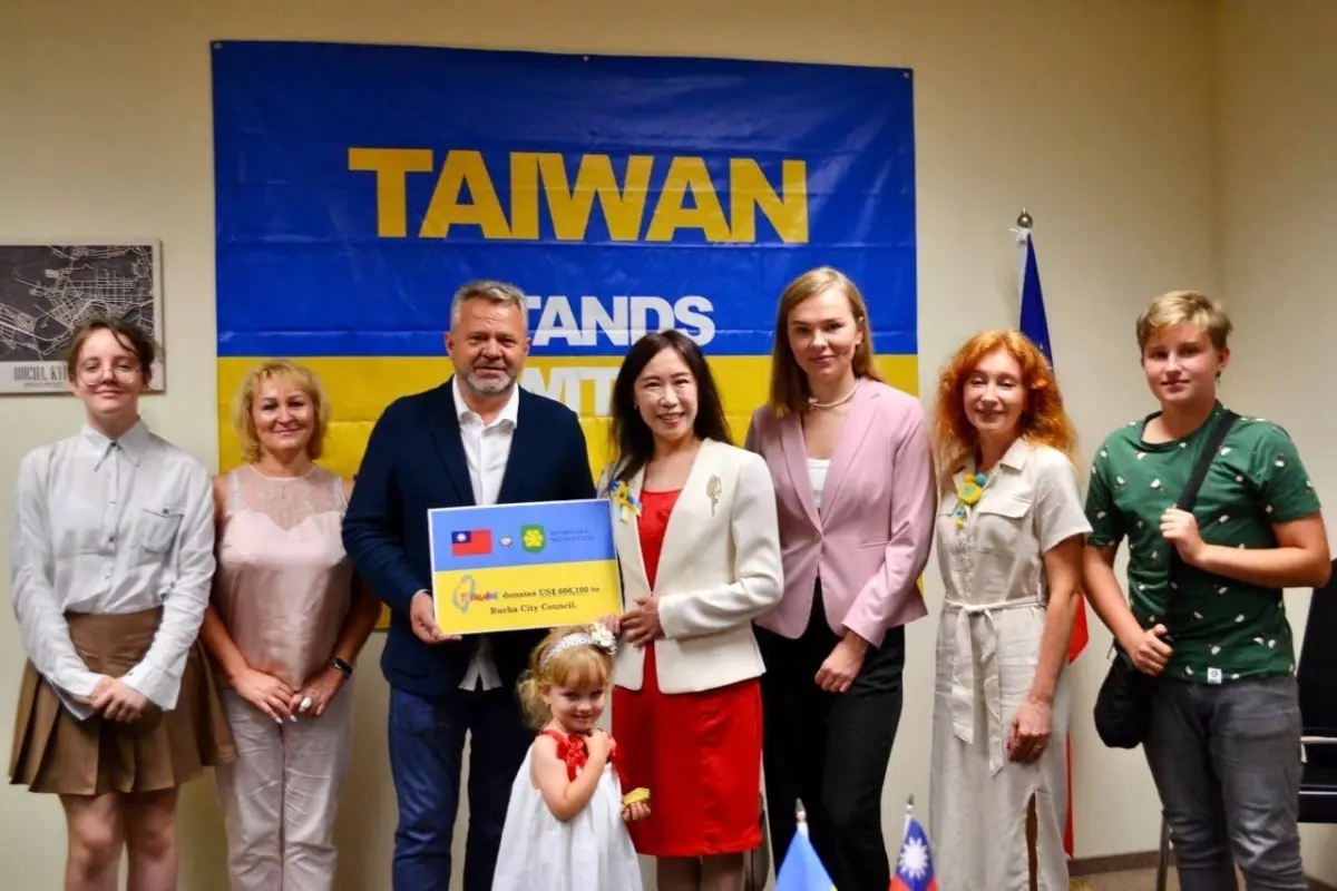 ▲圖說四：我國駐波蘭代表處吳尚年大使與布查市市長費多盧克（Anatolii_Fedoruk）及布查市在華沙的烏克蘭難民合影。（圖／外交部提供）