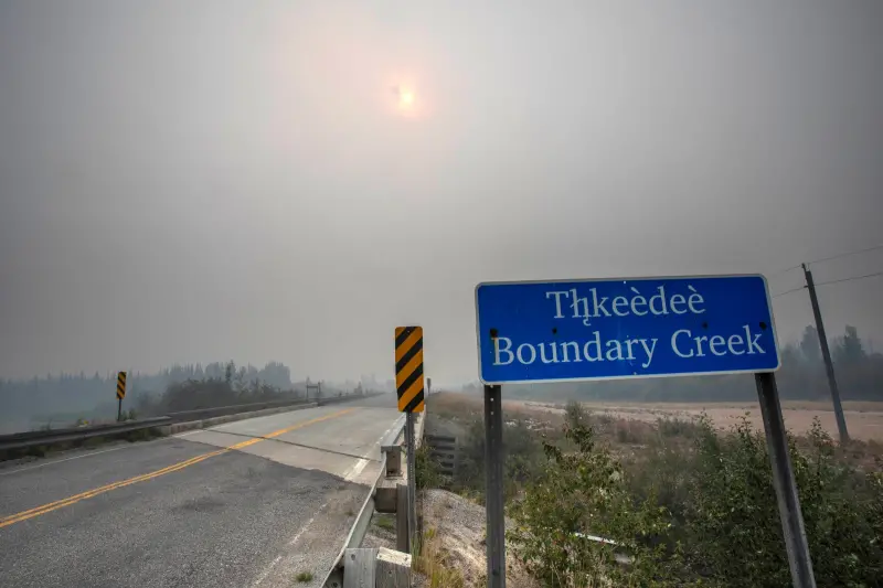 ▲加拿大西北地區的熊熊野火直逼首府黃刀鎮（Yellowknife），當局下令要黃刀鎮居民經由陸路或空路離開。（圖／美聯社／達志影像）