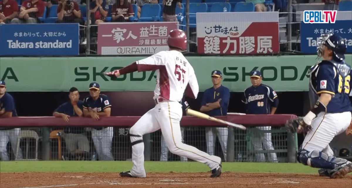 ▲中信兄底總教練彭政閔面對林政華擦棒界外球的迎面而來的脫手球棒十分淡定。(畫面翻攝/CPBLtv)