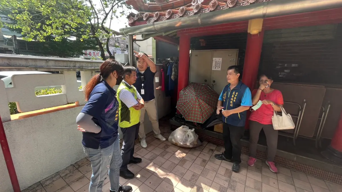 ▲中市南區長春福德祠常有街友聚集、席地而睡，亂丟垃圾與隨地便溺等問題(圖／鄭功進提供2023.8.17)