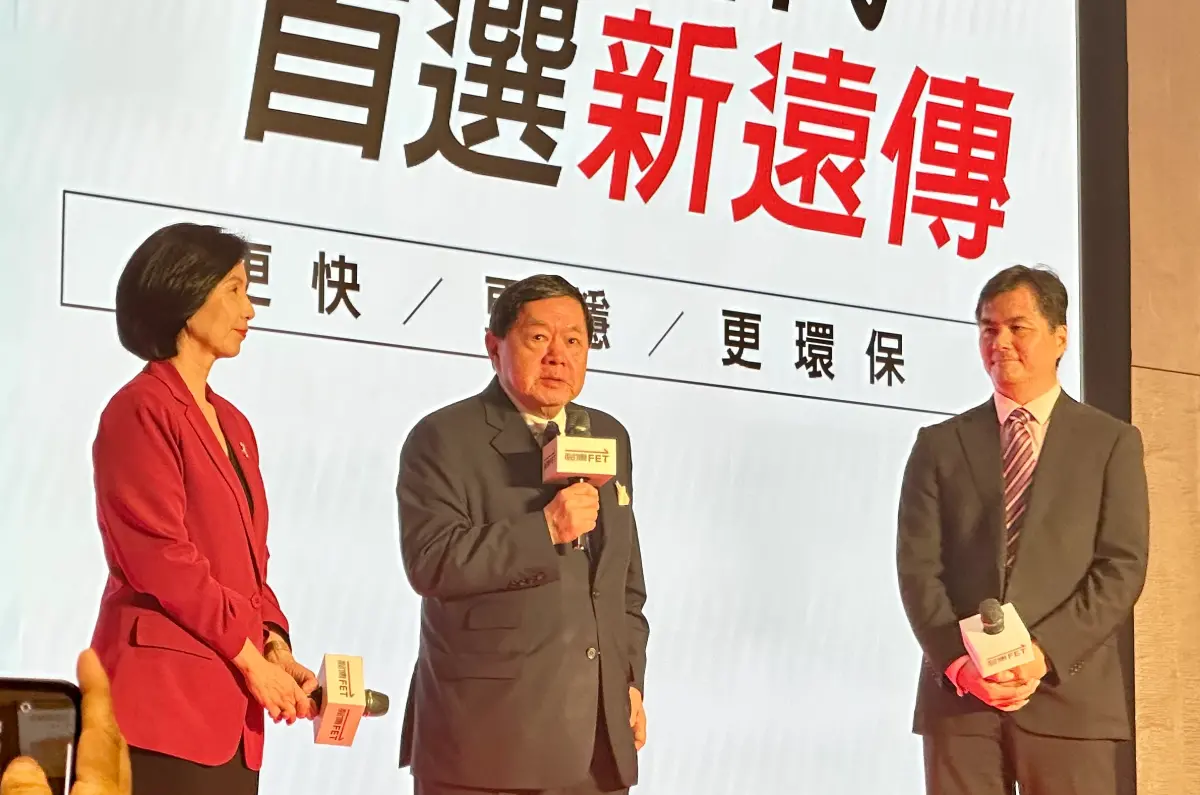 ▲遠傳和亞太合併歷經20個月，今（15）日正式合併，台灣進入「新電信三雄」的時代，遠傳電信總經理井琪發公開信，信中提到用戶最在意合併後的網路品質，預計要18-24個月才能完成亞太行動網路的整併。（圖／周淑萍攝）