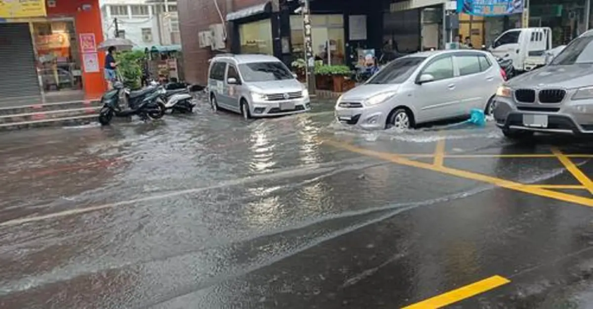 ▲高雄今天遭大豪雨轟炸有些地方淹水達40公分，路上行走險象環生，走在路上實在令人憂心。郭倍宏認為，「多一點體貼」「多寵一點市民」，這不正是為官從政者的初心嗎？（圖／截自郭倍宏臉書）