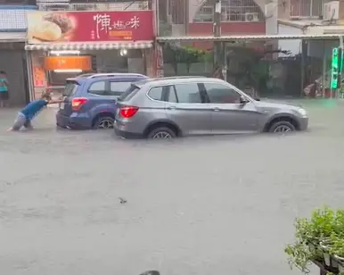 影／雷雨彈狂炸南台灣！整台機車半泡在水裡　上班族苦：開在河上