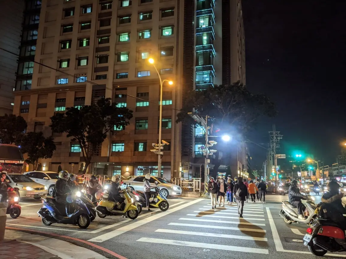 ▲中市增設行穿線照明，提升路口行穿線能見度，輔助汽機車駕駛注意路況(圖／市政府提供2023.8.17)